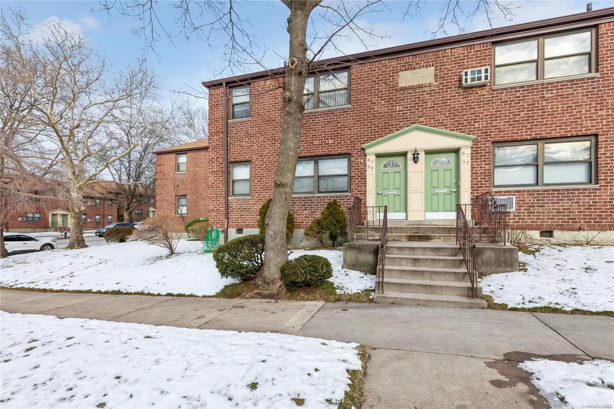 Douglaston, NY 11362,61-05 245th PL #Upper