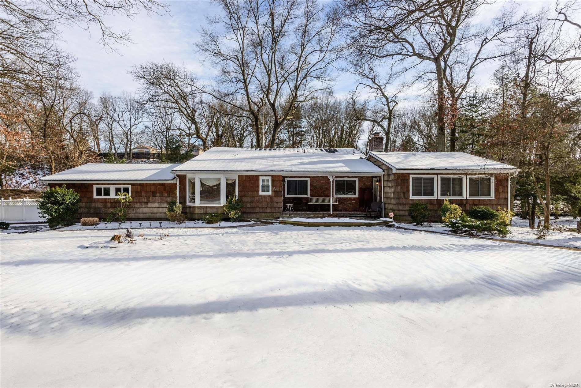 18 Bridle Path RD, Smithtown, NY 11787