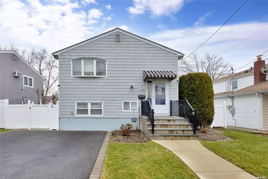 2585 Mariners AVE, Wantagh, NY 11793