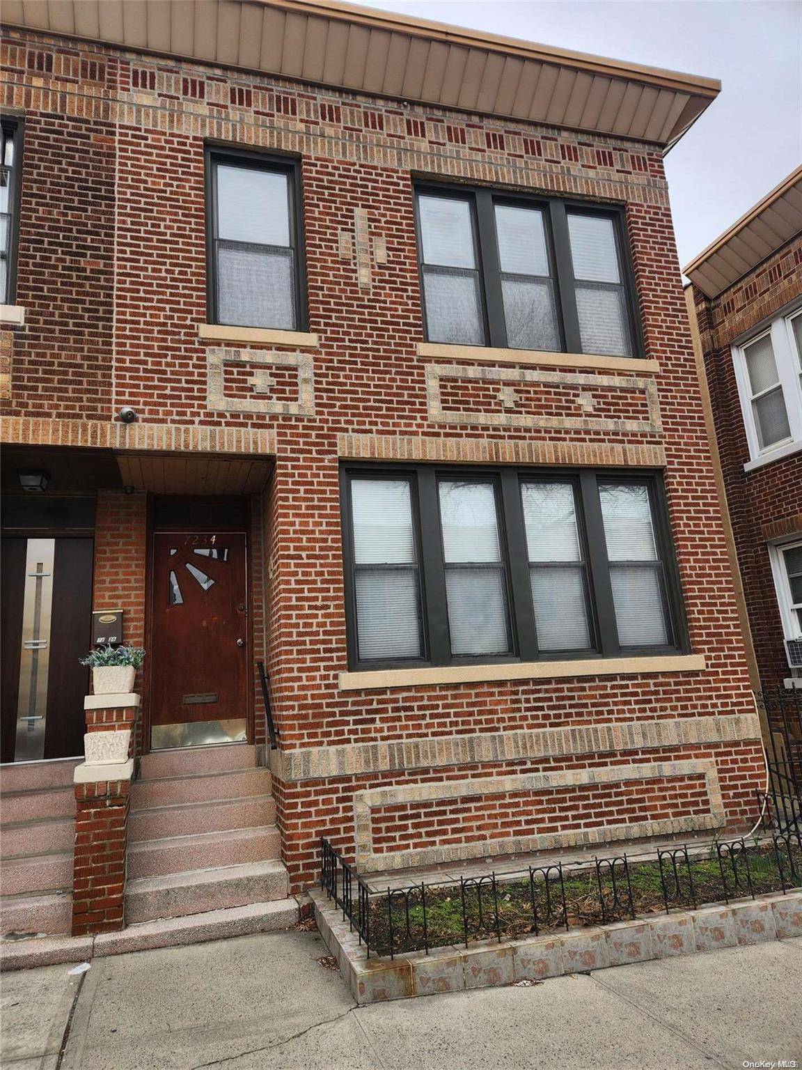 Glendale, NY 11385,72-34 66th ST #2