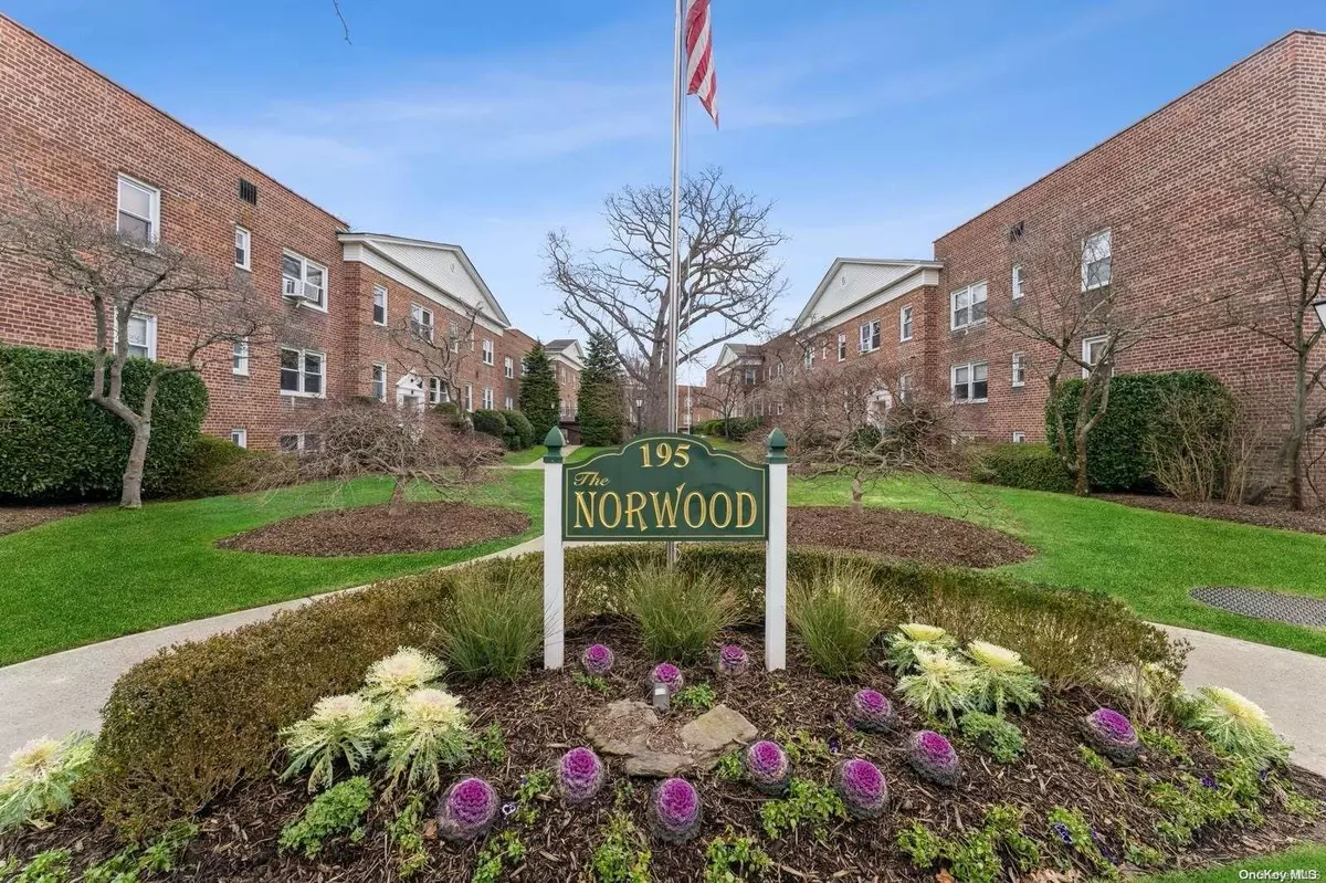 Rockville Centre, NY 11570,195 N Village AVE #22G