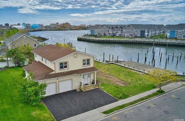 7 Julian PL, Island Park, NY 11558