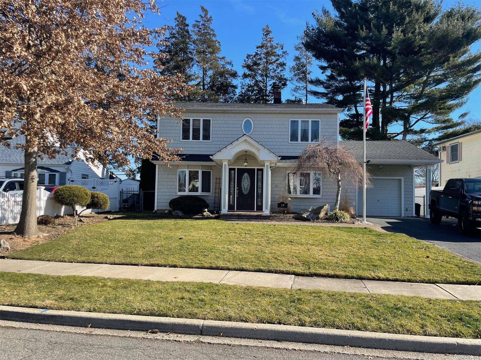 19 Daisy LN, Levittown, NY 11756