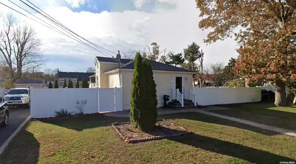 551 S 7th ST, Lindenhurst, NY 11757