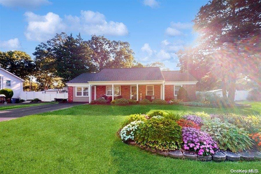 11 Winside LN, Coram, NY 11727