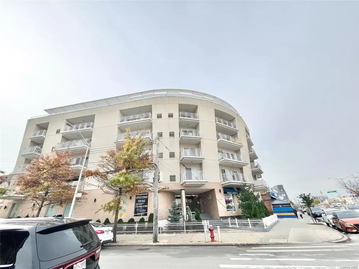 Elmhurst, NY 11373,81-14/18 Queens BLVD #3E