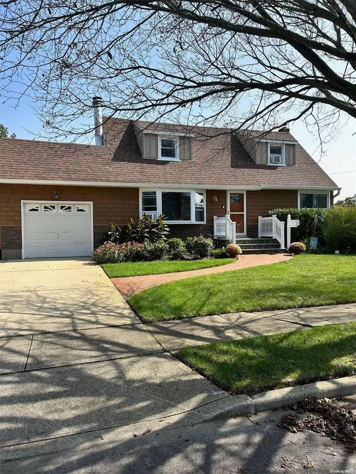 Massapequa Park, NY 11762,11 Eastwood DR