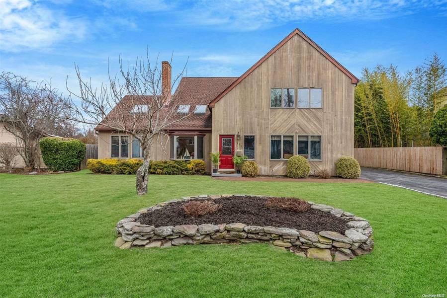 833 E Bay DR, West Islip, NY 11795