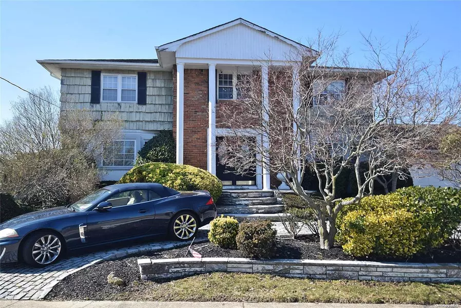 2 Skylark, Massapequa Park, NY 11762