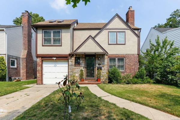 85-21 215th ST, Hollis Hills, NY 11427