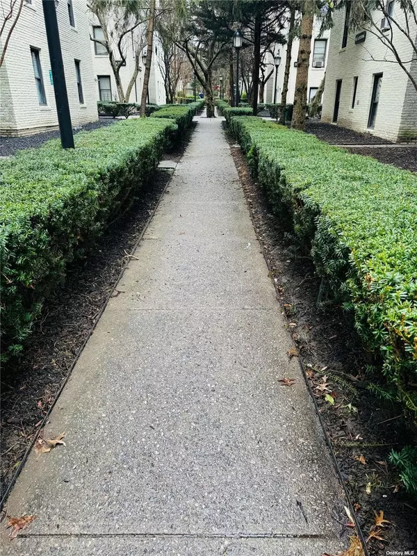 Astoria, NY 11105,21-47 33 St #1B