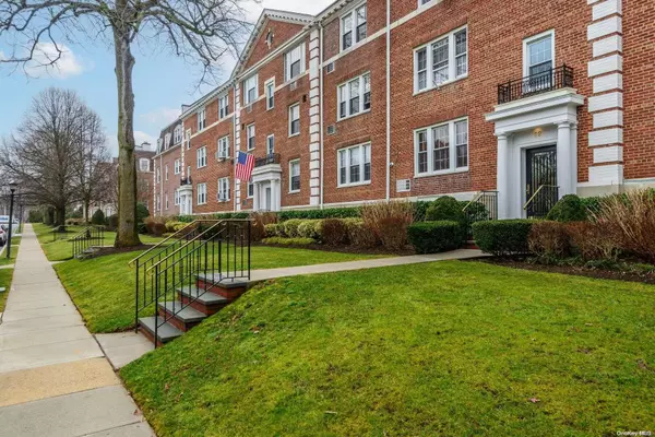 22 Hamilton PL #H3, Garden City, NY 11530
