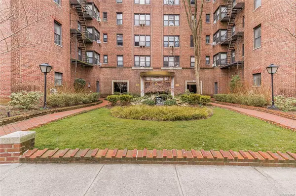 Forest Hills, NY 11375,69-10 Yellowstone BLVD #224