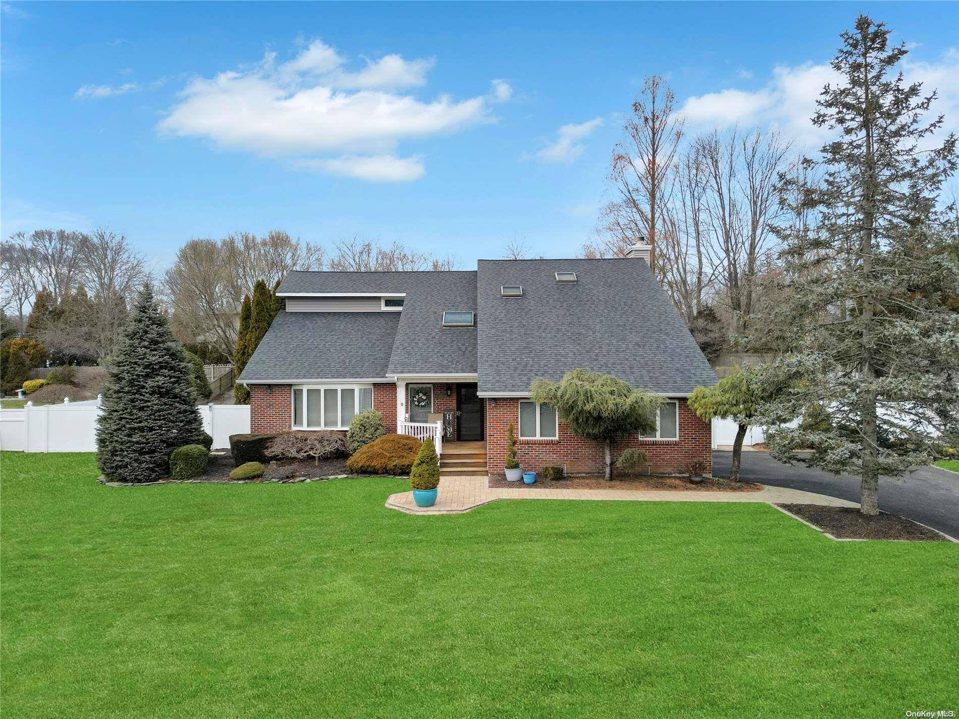 10 Elston CT, Lake Grove, NY 11755