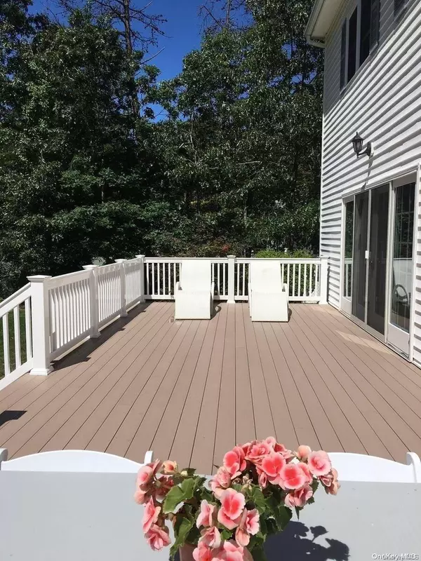 East Quogue, NY 11942,7 The Registry