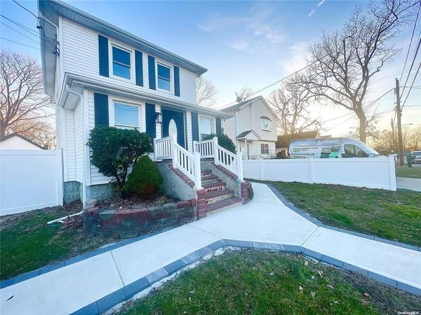 122 43 ST, Copiague, NY 11726