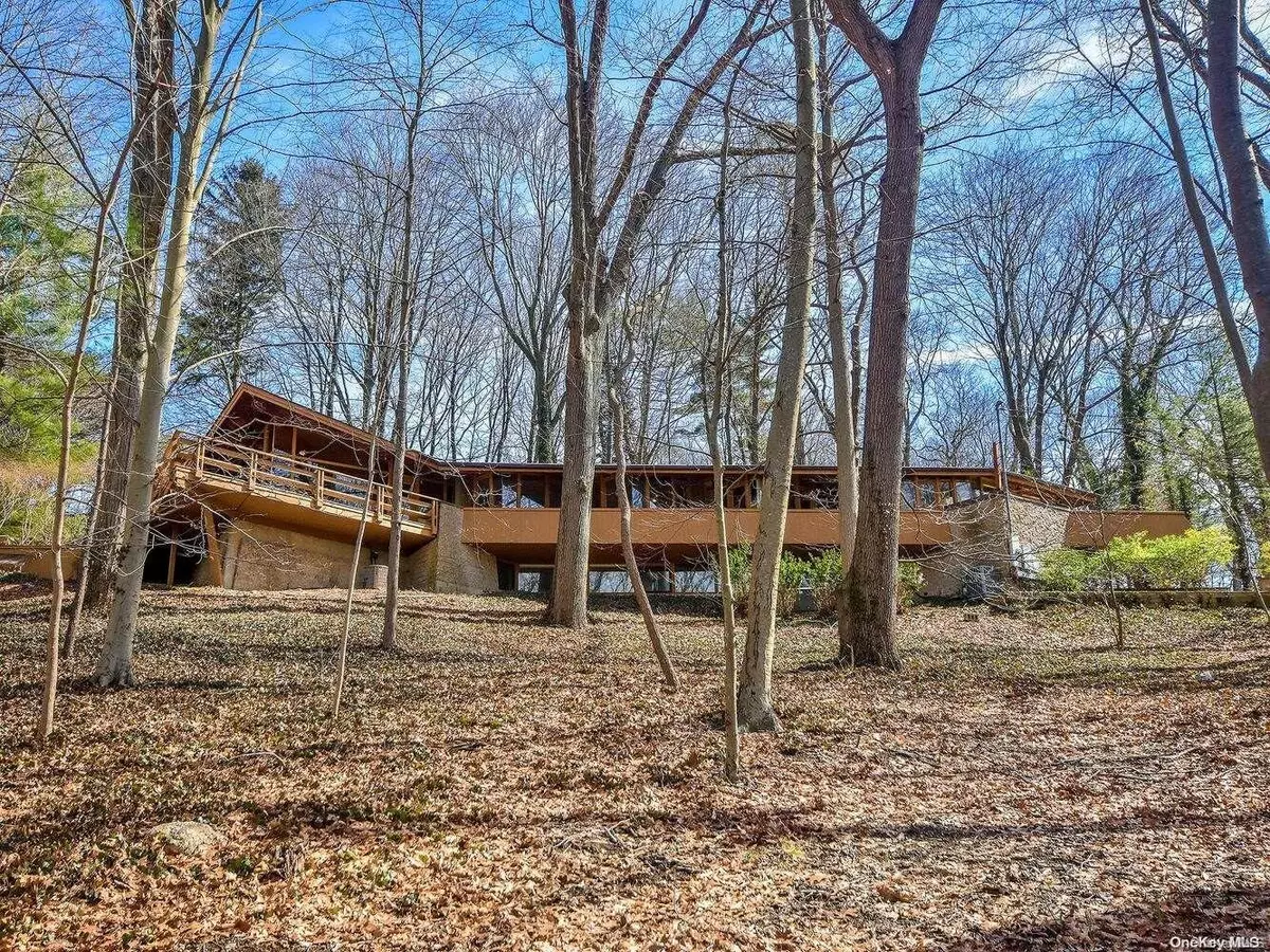 Locust Valley, NY 11560,8 Greatmeadow RD