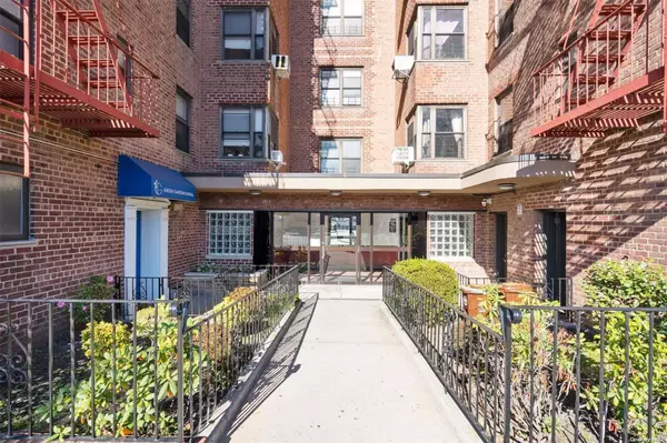 88-09 Northern Blvd #306, Jackson Heights, NY 11372