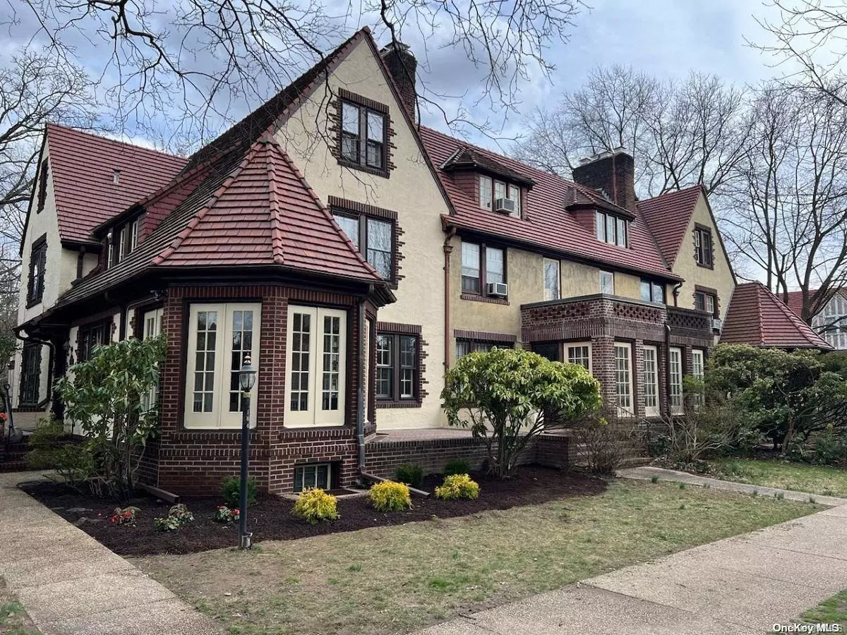 Forest Hills, NY 11375,184 Ascan AVE