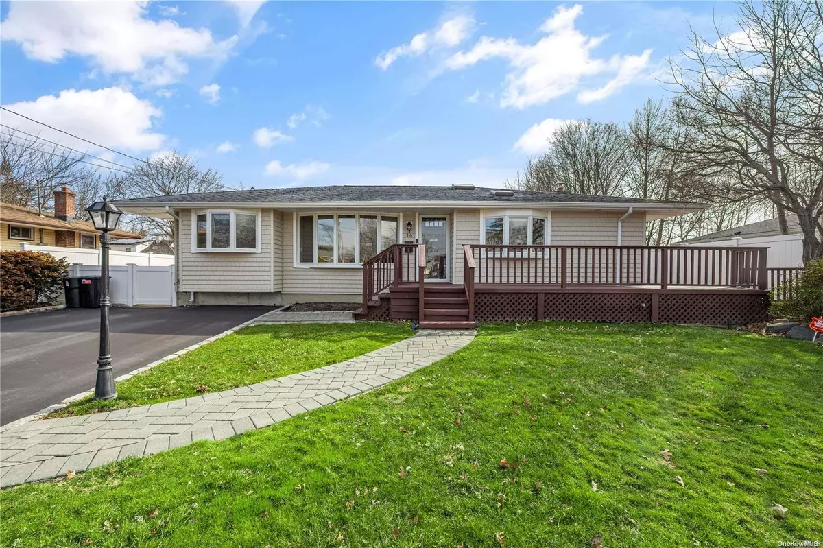 Commack, NY 11725,16 Sugarwood LN