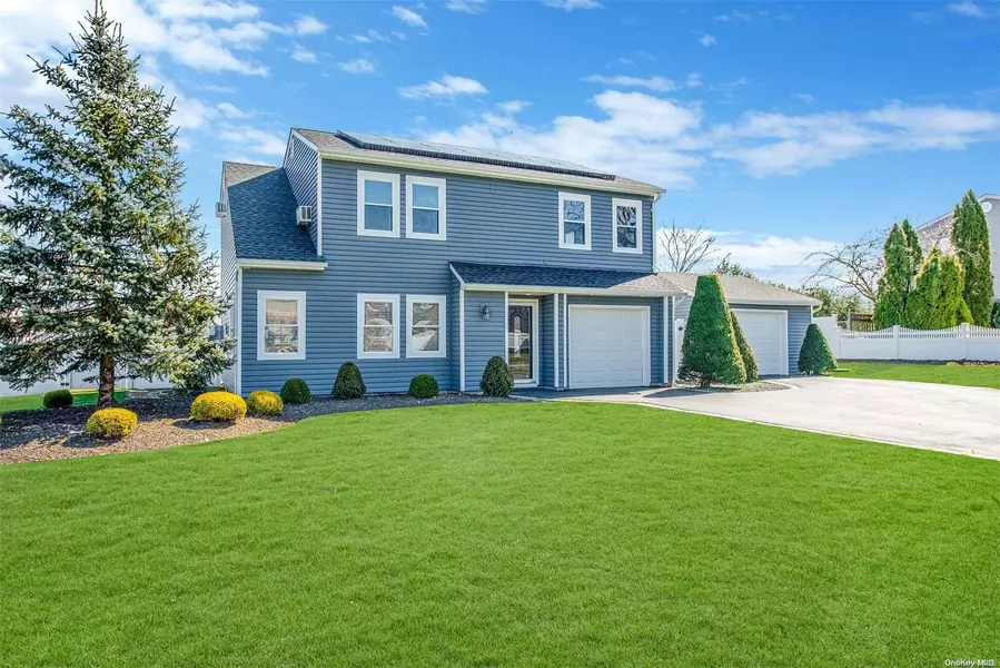 17 Burwood LN, Coram, NY 11727