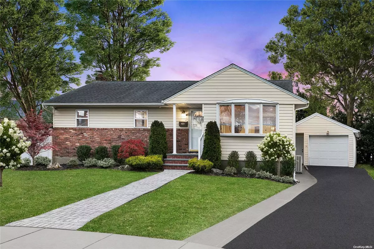 North Bellmore, NY 11710,907 Helen