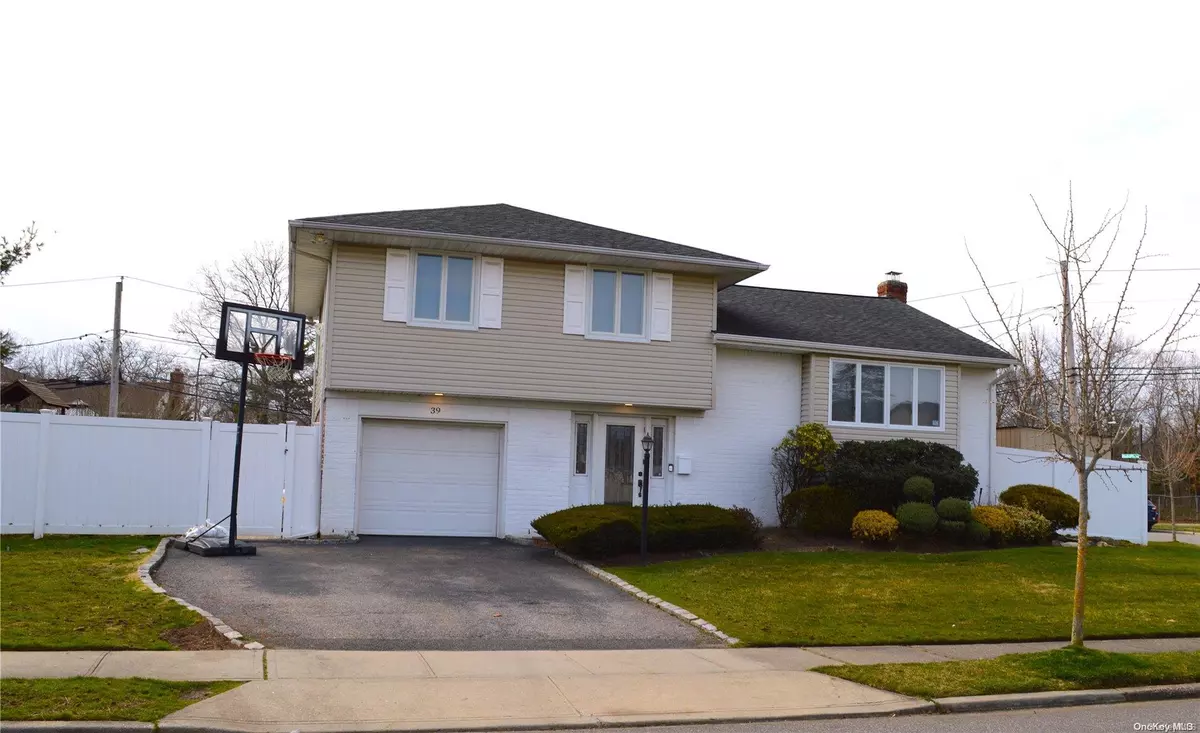 Plainview, NY 11803,39 Gainsville DR