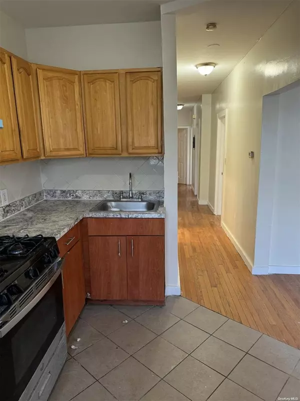 Jamaica, NY 11433,94-27 S Merrick Blvd BLVD #2