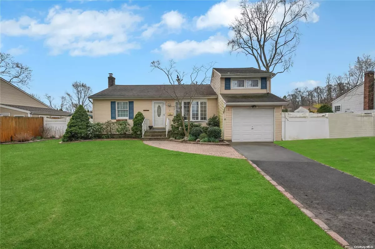 Huntington Station, NY 11746,8 Elmtree LN