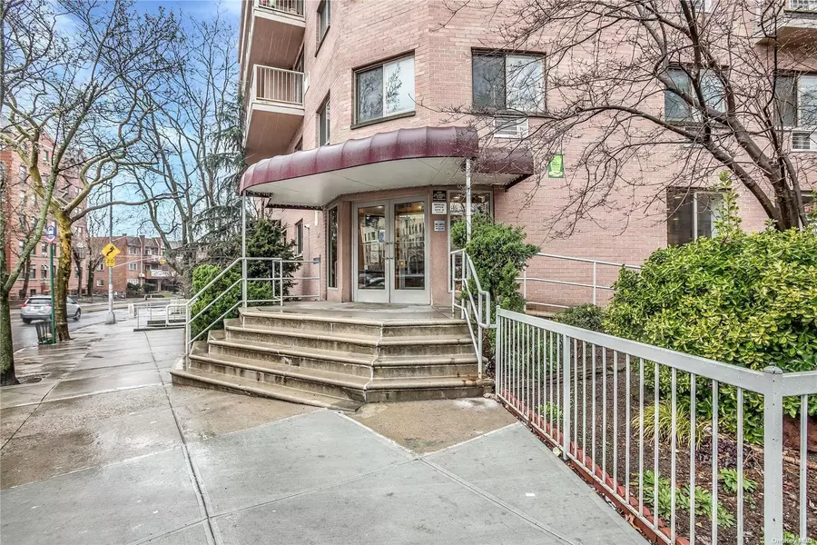 118-82 Metropolitan AVE #3G, Kew Gardens, NY 11415