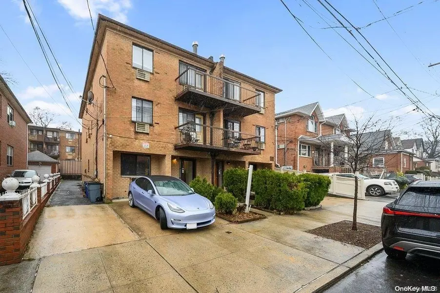 61-38 169th ST #2R, Fresh Meadows, NY 11365