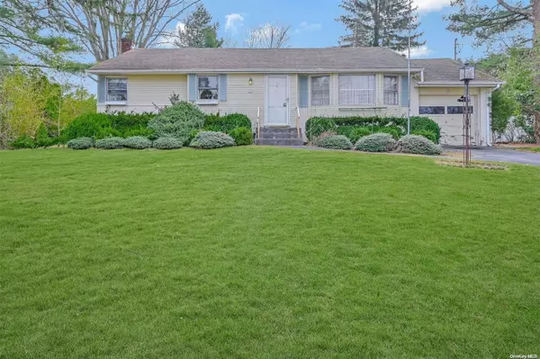 2 Carrol PL, Greenlawn, NY 11740