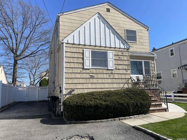 76 3rd AVE, East Rockaway, NY 11518