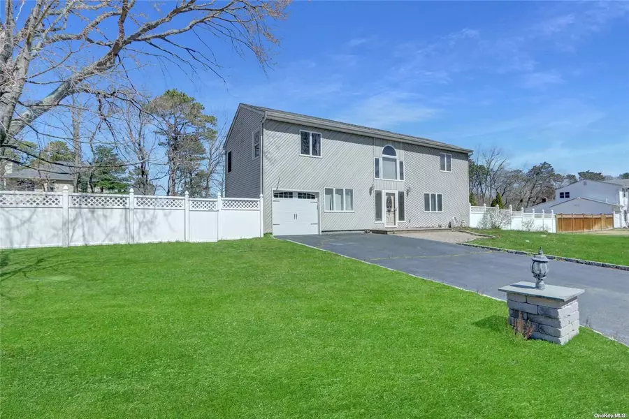 11 Locust AVE, Coram, NY 11727