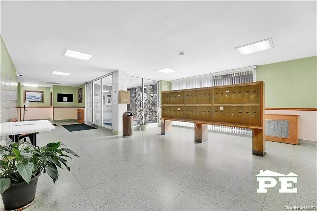 Howard Beach, NY 11414,88-08 151 AVE #6M