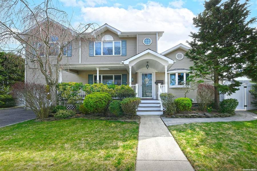 17 Dogwood ST, East Farmingdale, NY 11735