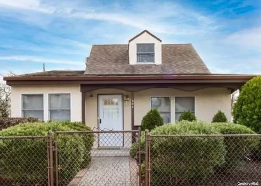 394 Bayville Ave., Bayville, NY 11709