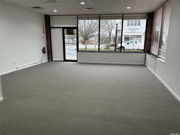 Southampton, NY 11968,18 West Main ST