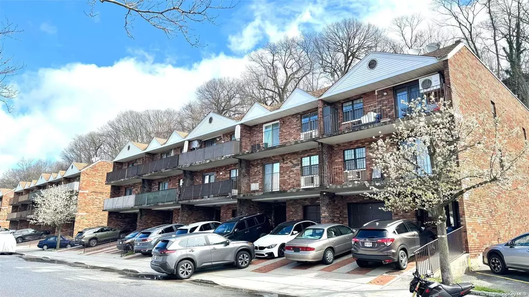 68-09 242nd ST #33E, Douglaston, NY 11362