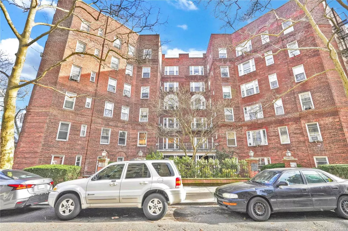 Kew Gardens, NY 11415,124-16 84th Road #5D