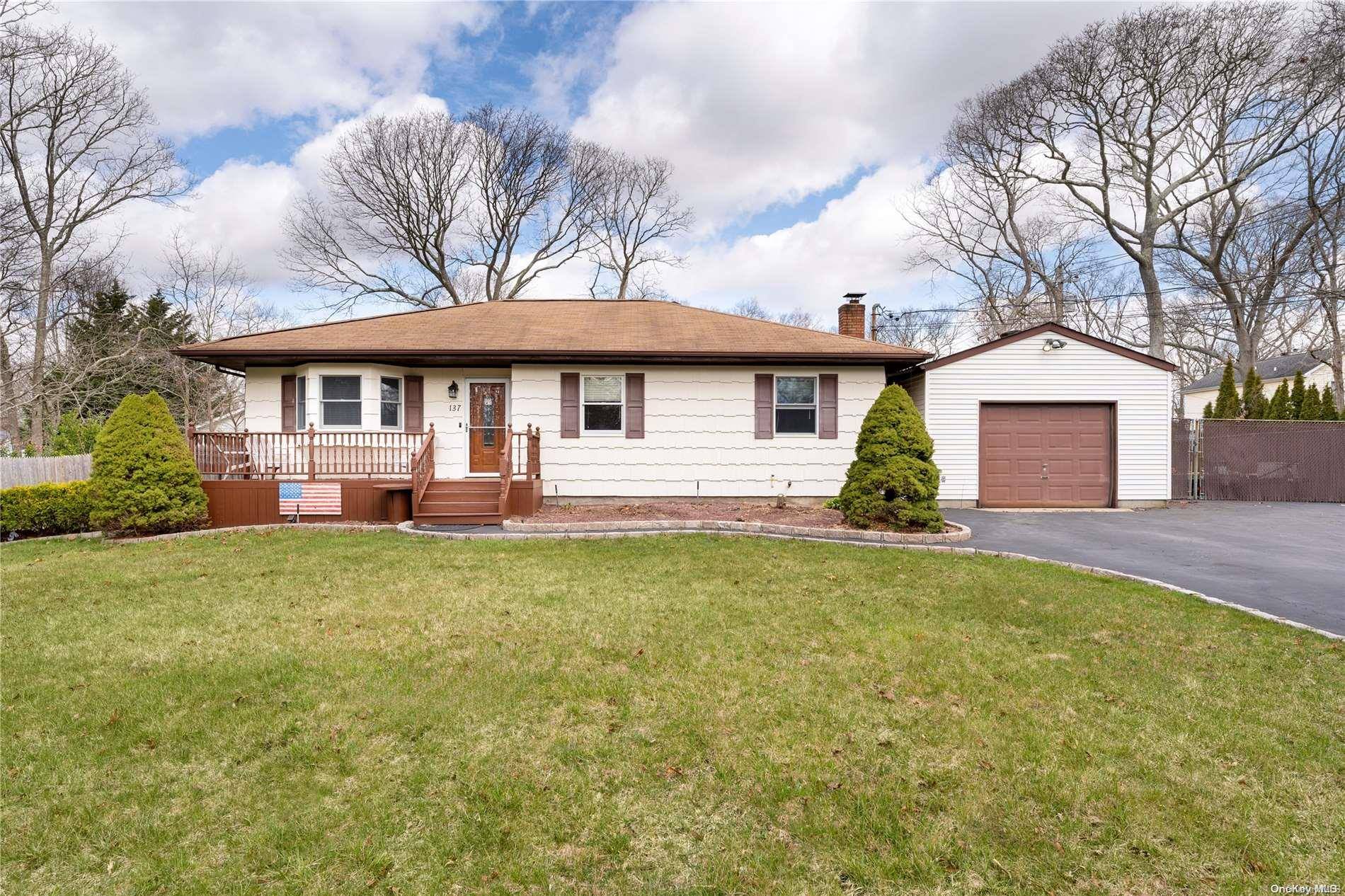 137 Clinton AVE, Mastic, NY 11950