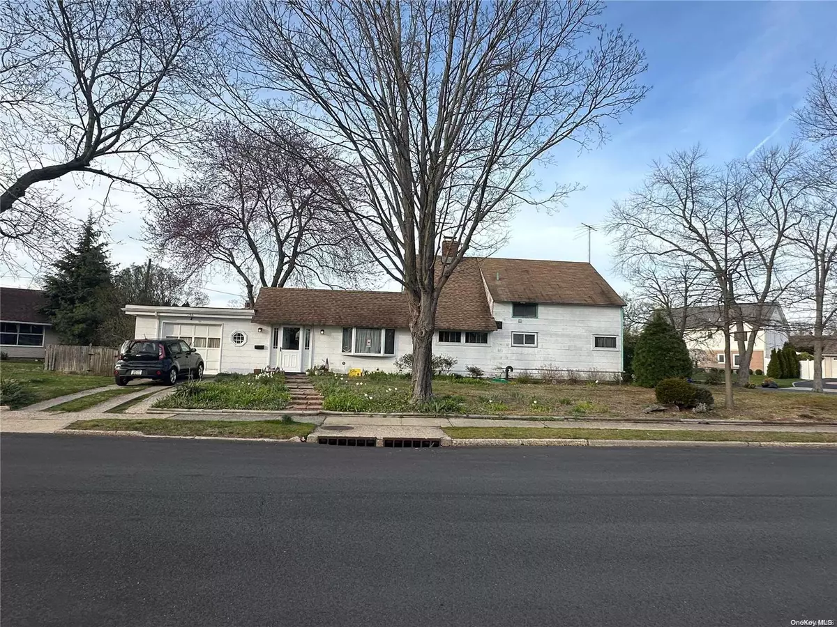 Westbury, NY 11590,146 S Cypress LN