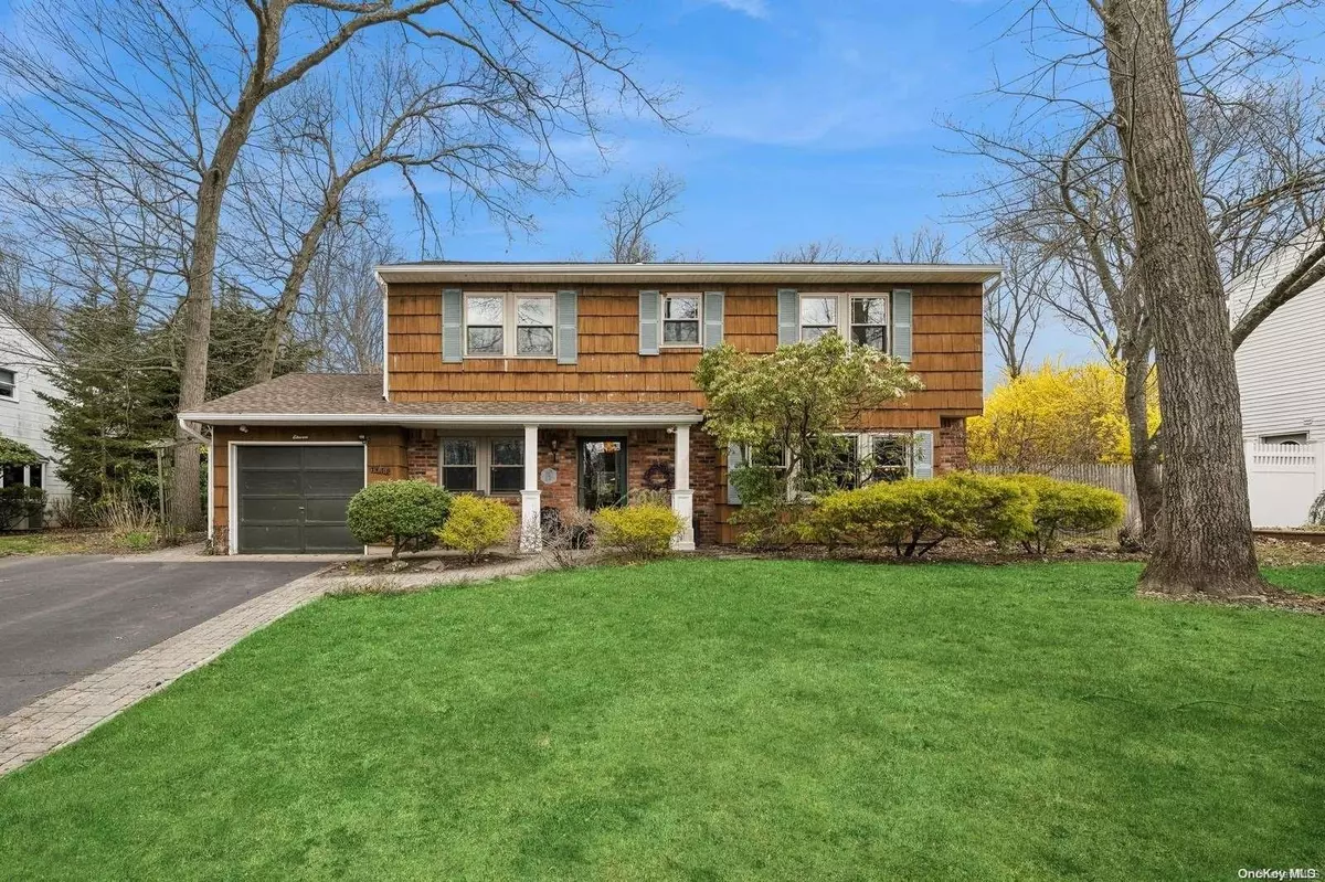 Commack, NY 11725,11 Cedarwood LN