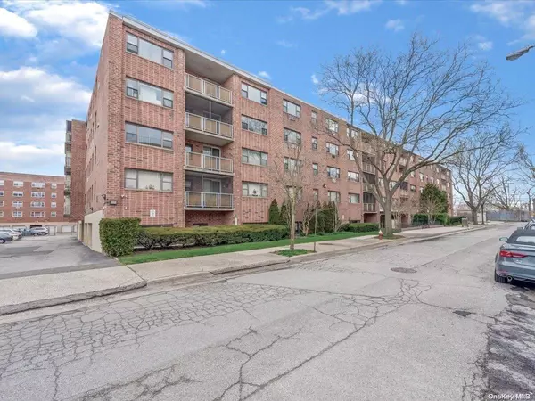 100 Clinton #2D, Mineola, NY 11501