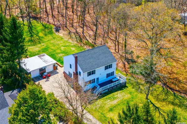 Smithtown, NY 11787,20 Mobrey LN