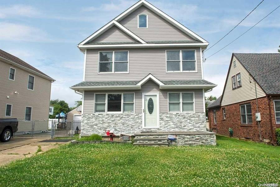 233 Andrews RD, Mineola, NY 11501