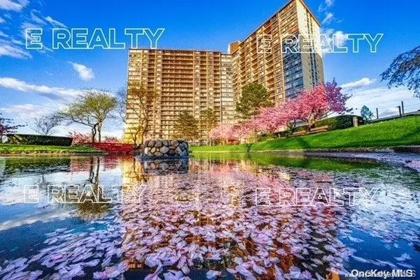 1 Bay Club DR #4T, Bayside, NY 11360