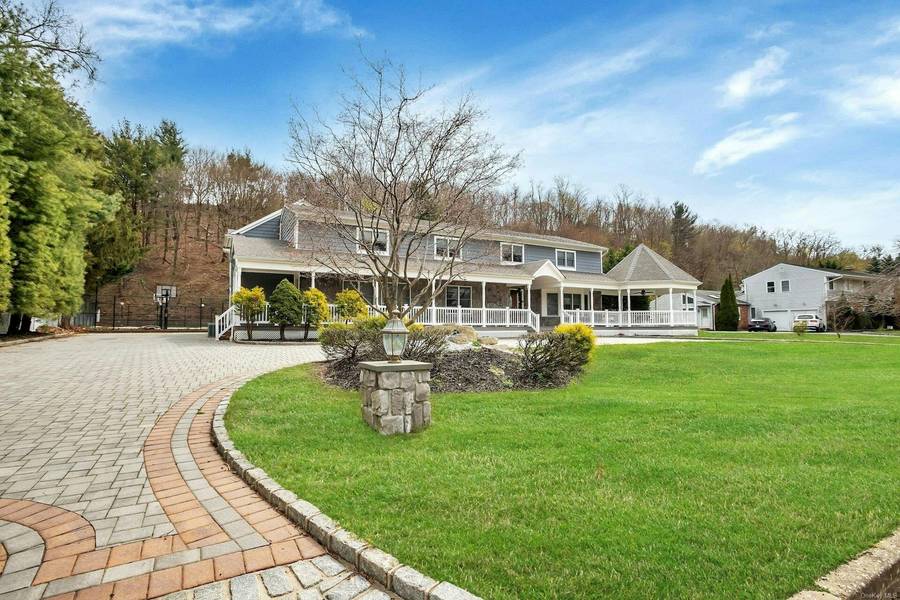 26 Clipper DR, Northport, NY 11768