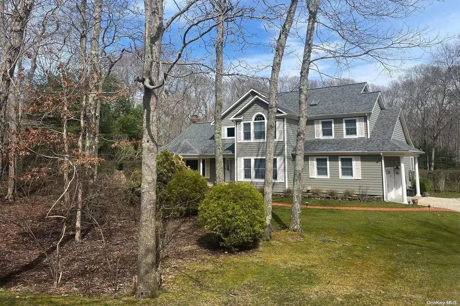 11 Mountain Laurel LN, Southampton, NY 11968