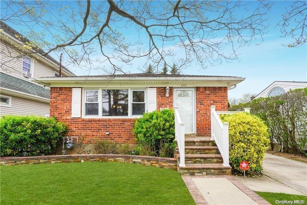 242 E Beverly Pkwy, Valley Stream, NY 11580